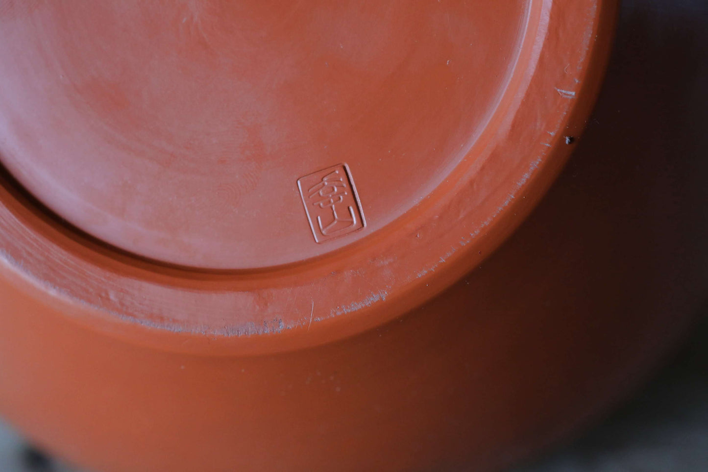 Japanese vintage Tokoname ware vase with a pine tree and hand made kiln craft jar flower vase red clay Kanji signed H5.5×7.9in/H14×20cm