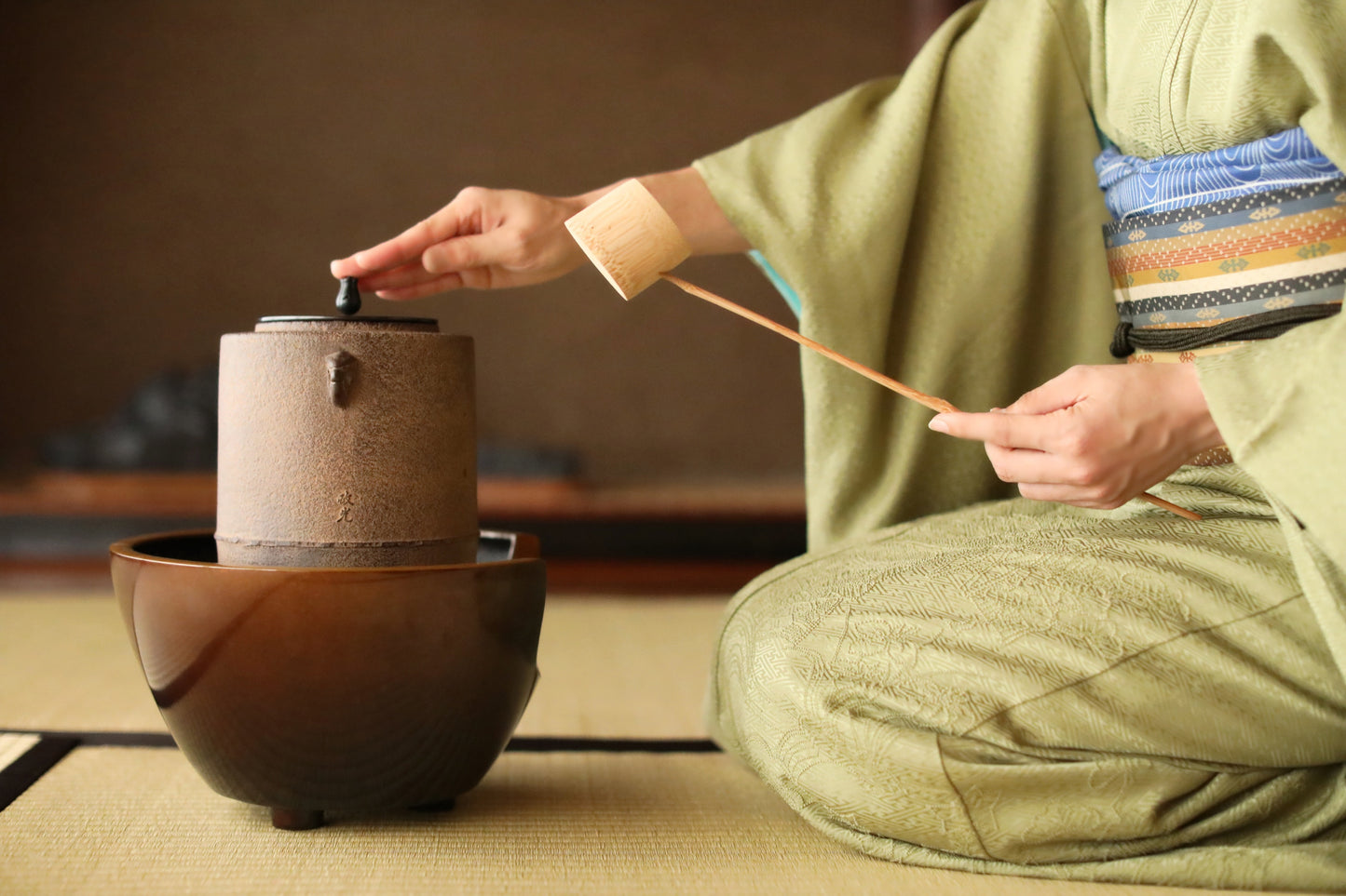 FINE! Japanese vintage cast iron kettle For brazier Tea ceremony with 政光 signed copper lid "Natsume-gama" Famous Kettle Master W8.3in/W21cm