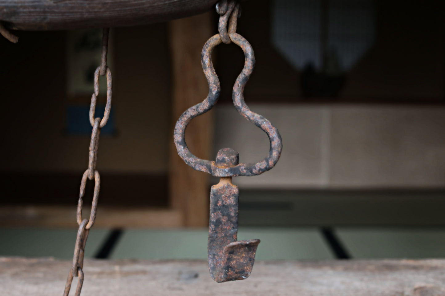 Japanese antique 1900s wooden caved art sculpture hand craft iron chain, hand carving fish, furniture ,IRORI JIZAI W16.7in/W42.5cm