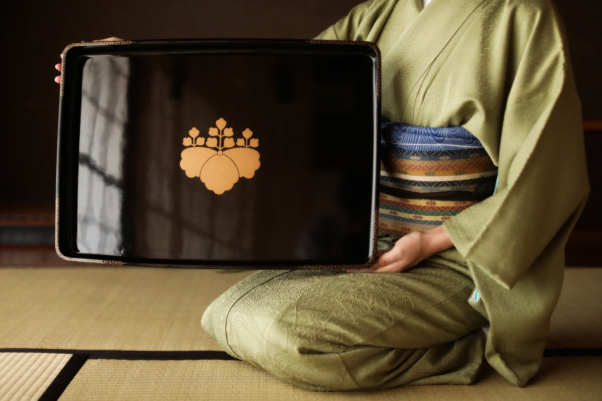 Japanese lacquer tray with crest
