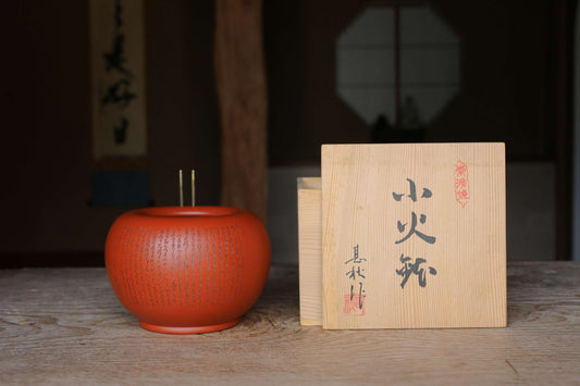 Japanese vintage Tokoname ware small HIBACHI brazier with Fine letter engraving hand craft red clay Kanji signed H4.3×6.5in/H11×16.5cm