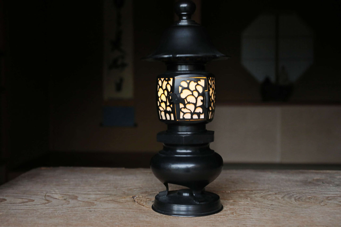 Japanese furniture vintage buddhist lantern made of bronze, metal hand craft openwork indirect lighting H15.4×W6.3in/H39×16cm