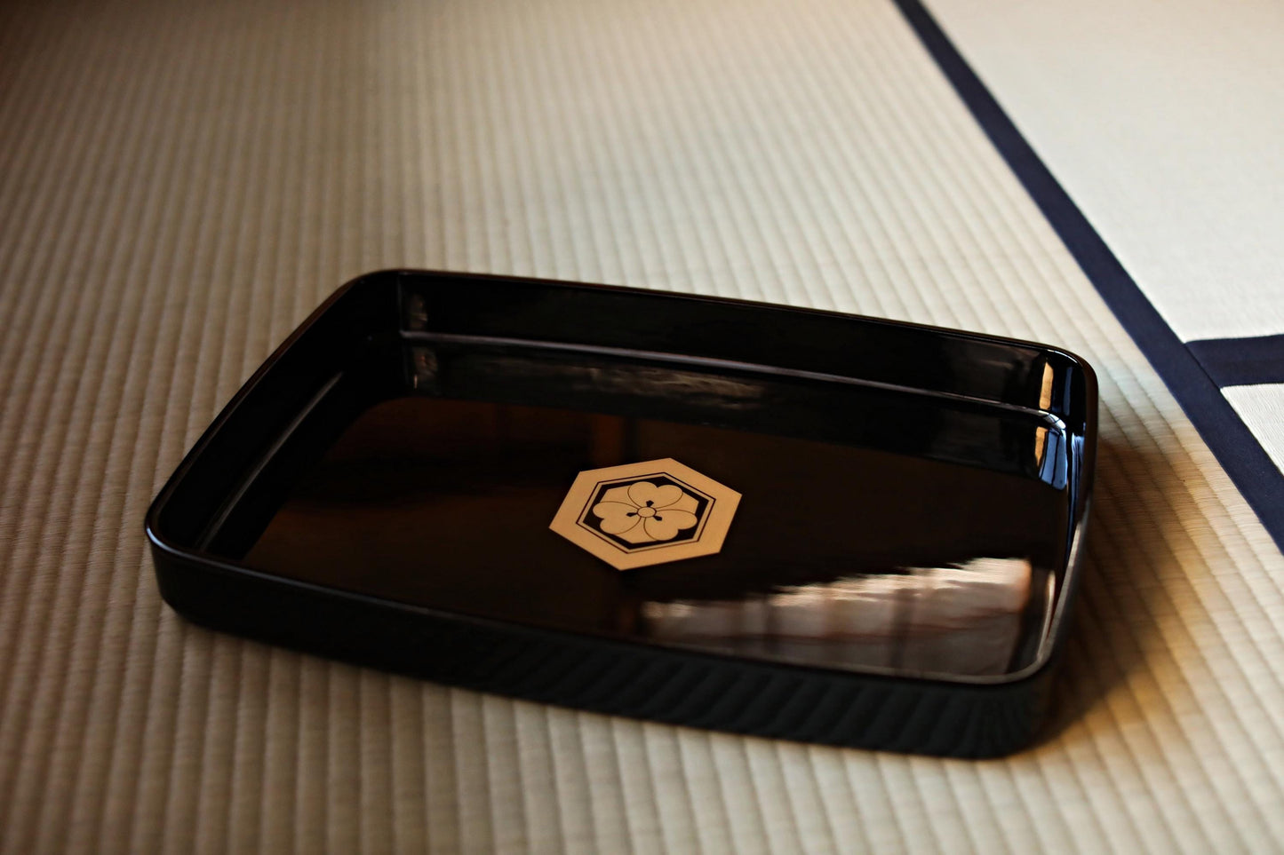 Japanese Lacquer Tray – Echizen Black Gold Family Crest Obon 18in Serving Platter