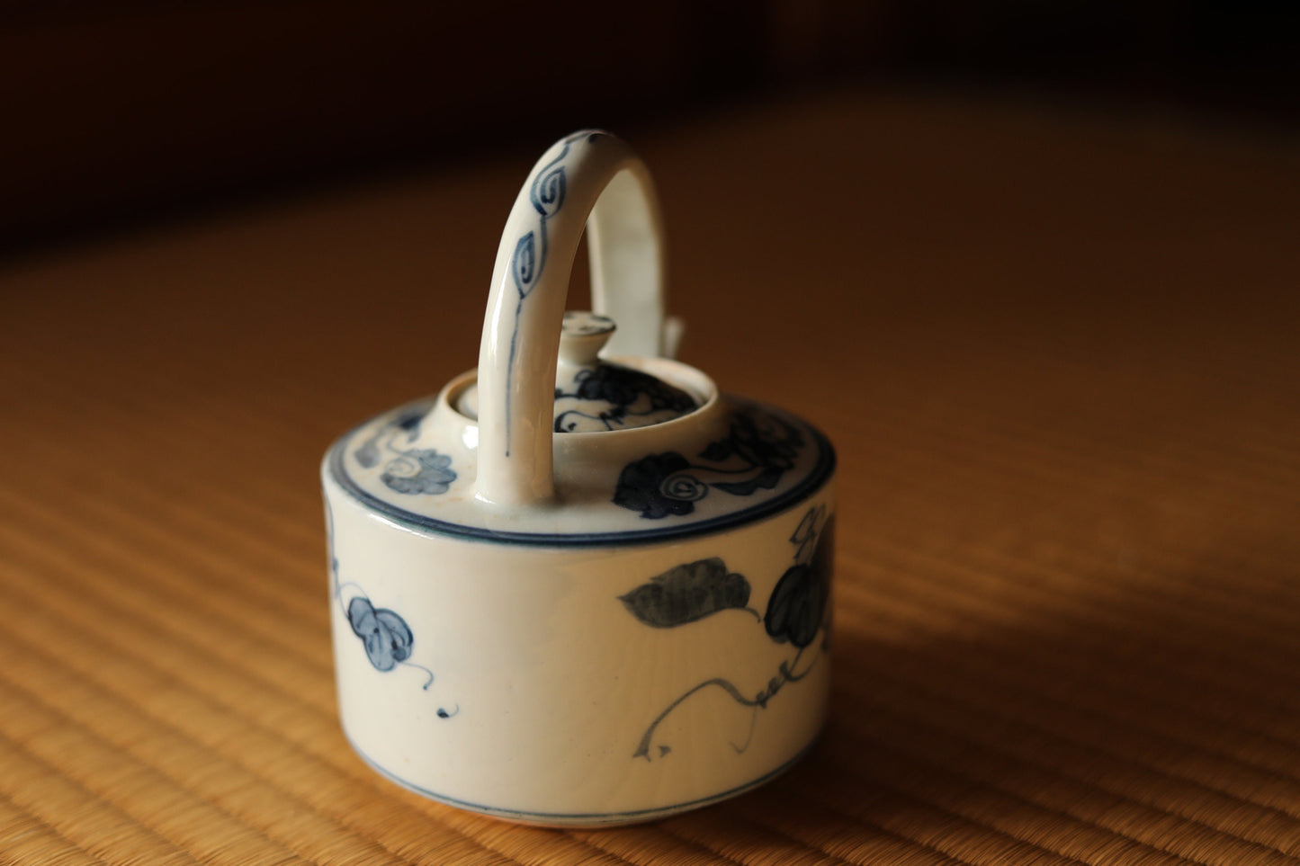 Fine Japanese antique porcelain sake pot old IMARI SOMETSUKE vintage tea pot tableware blue white H5.3×5.5×4.1in