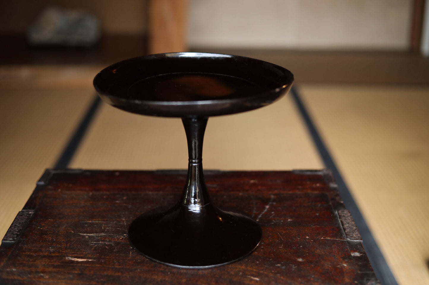 Japanese vintage Furniture wooden black lacquer round fruit cake stand pedestal, URUSHI craft Japanese tableware 1920s H9.1×10in/H23×15.5cm