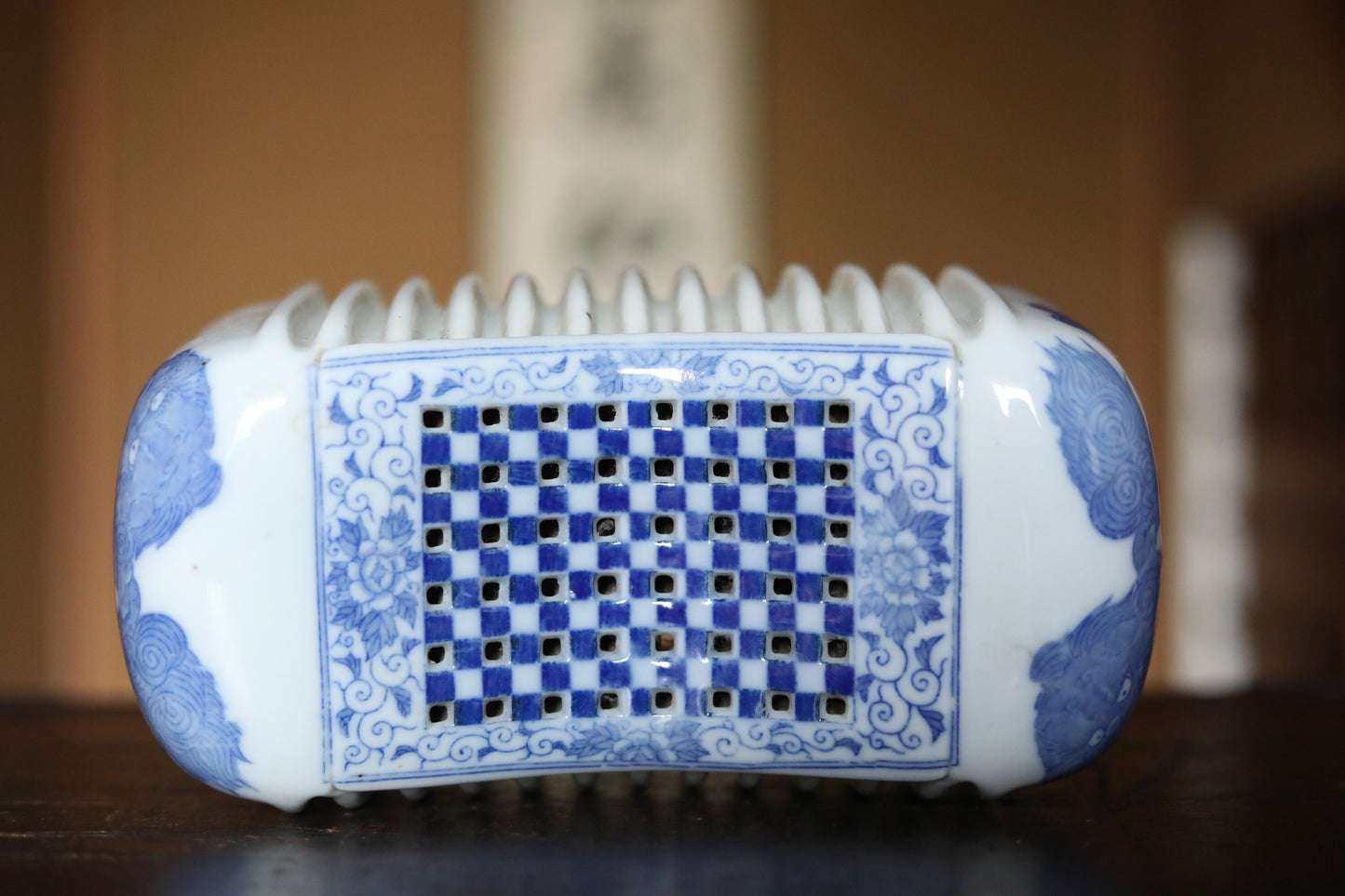Japanese old IMARI porcelain outdoor pillow INBAN old printed blue&white lion's design Japanese antique 1920s H4.1×8.3in/H10.5×21cm