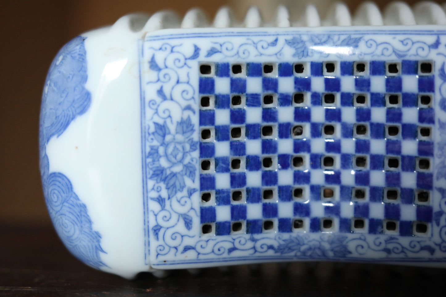 Japanese old IMARI porcelain outdoor pillow INBAN old printed blue&white lion's design Japanese antique 1920s H4.1×8.3in/H10.5×21cm