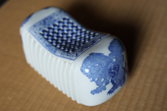 Japanese old IMARI porcelain outdoor pillow INBAN old printed blue&white lion's design Japanese antique 1920s H4.1×8.3in/H10.5×21cm