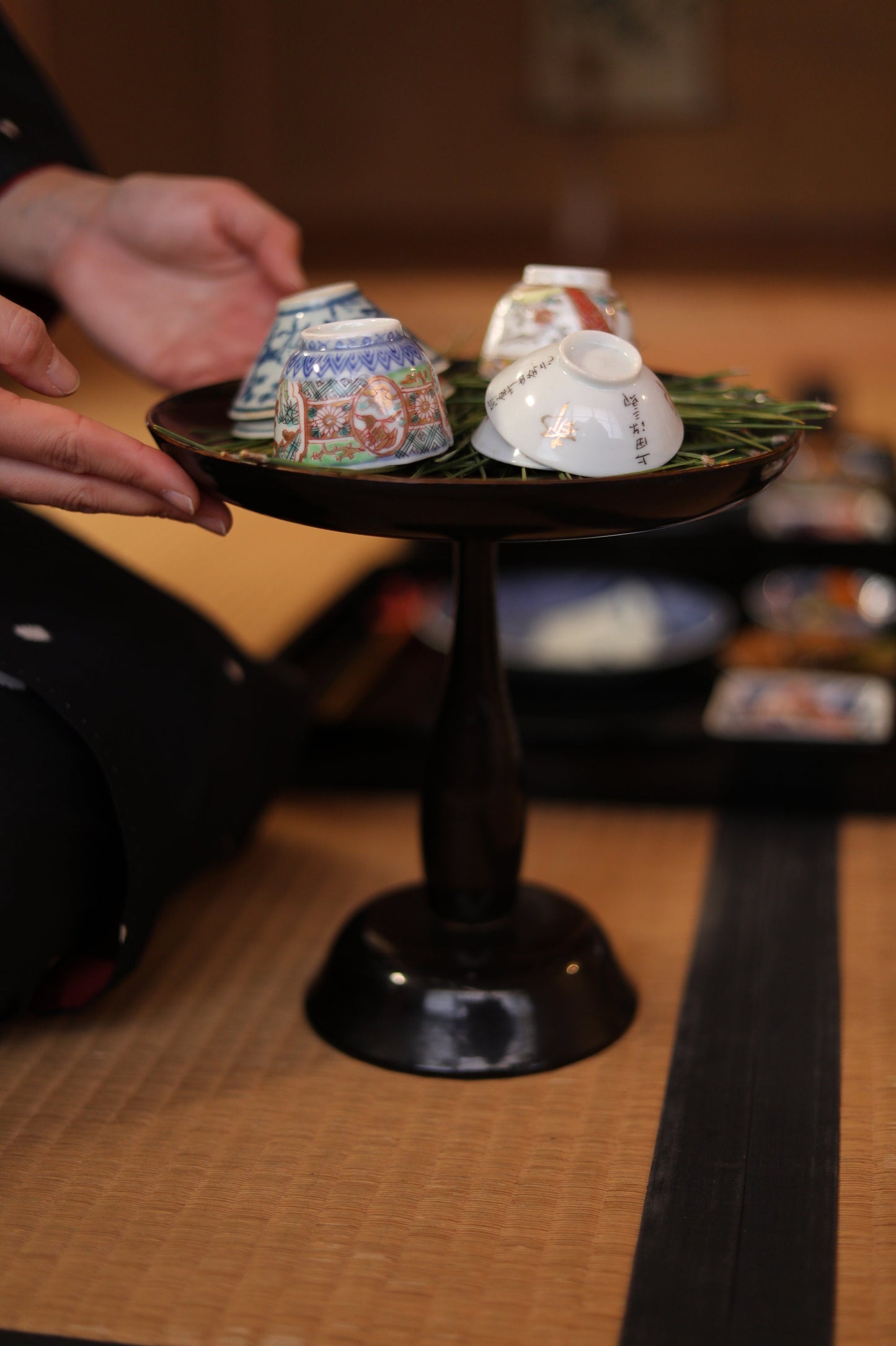 Japanese vintage Furniture wooden black lacquer round fruit cake stand pedestal, URUSHI craft Japanese tableware 1920s H9.1×10in/H23×15.5cm