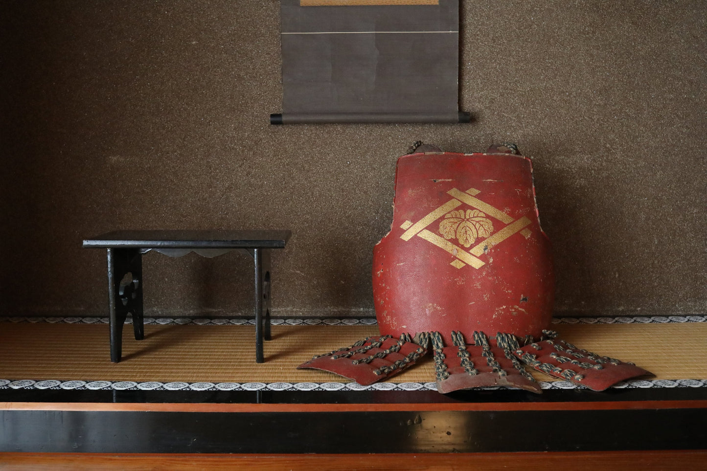 FINE!! Japanese antique 1700s Samurai armor 鎧 Yoroi torso red lacquer urushi with Gold family crest stand set original Japan historical Edo