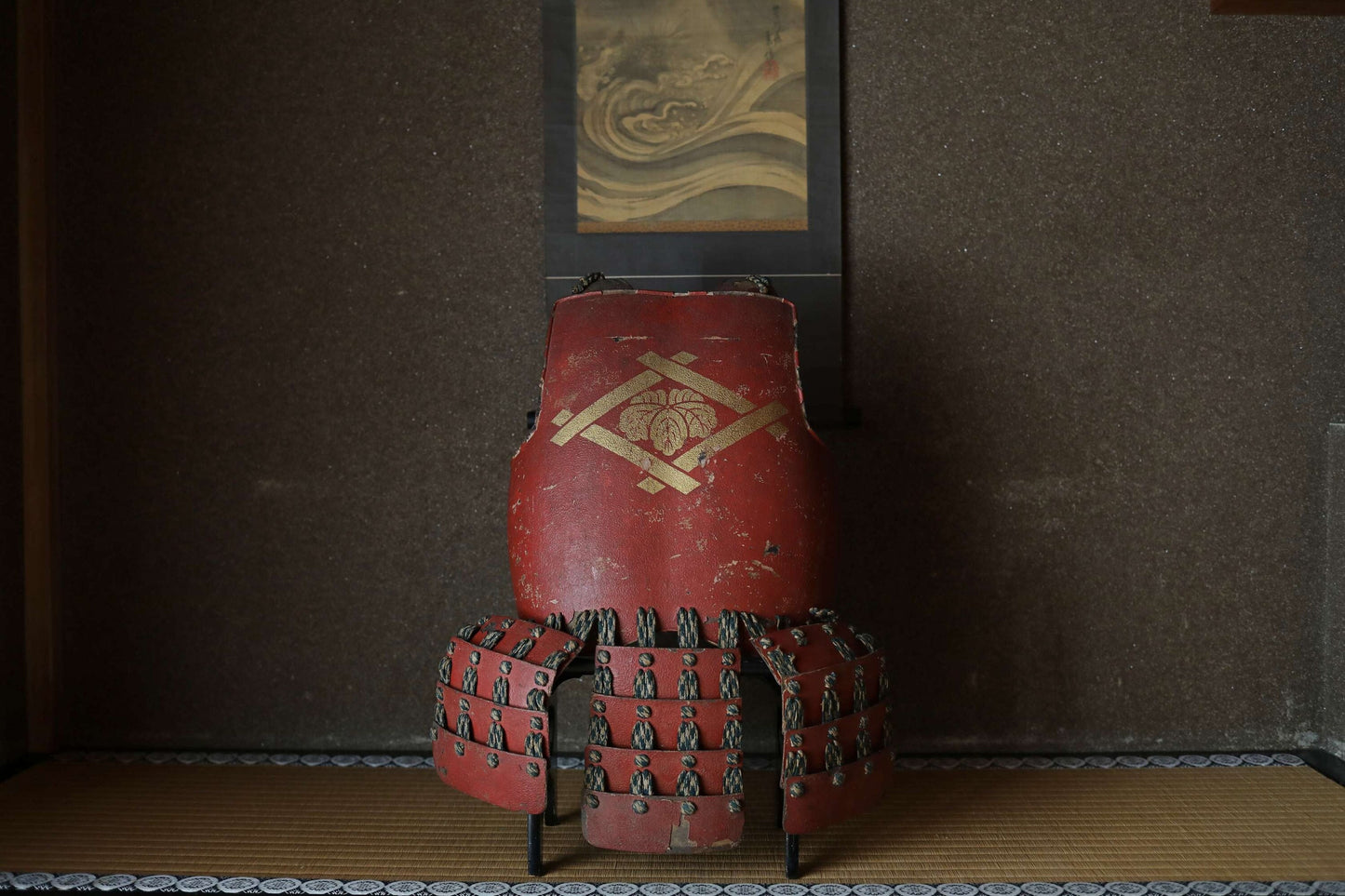 FINE!! Japanese antique 1700s Samurai armor 鎧 Yoroi torso red lacquer urushi with Gold family crest stand set original Japan historical Edo