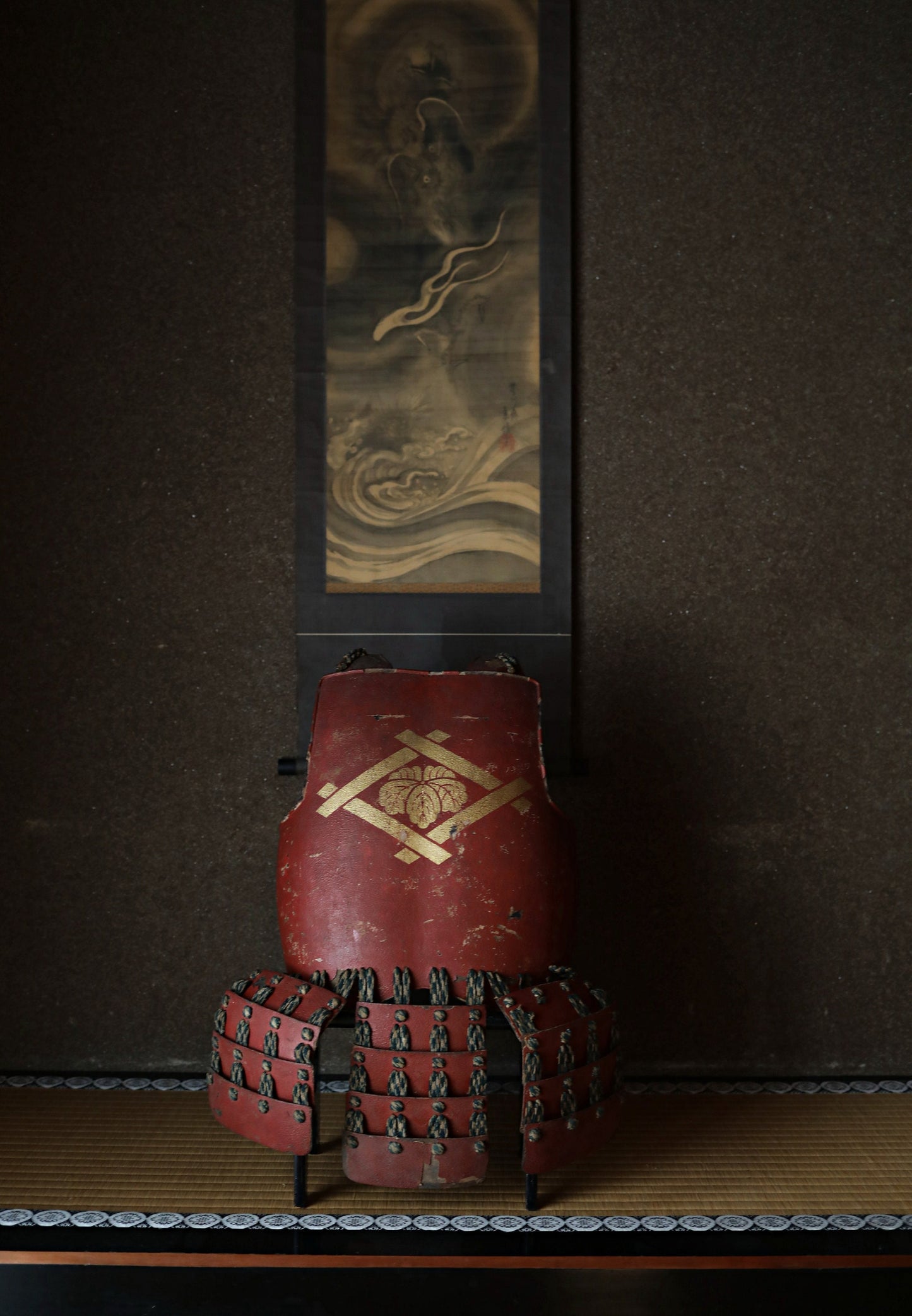 FINE!! Japanese antique 1700s Samurai armor 鎧 Yoroi torso red lacquer urushi with Gold family crest stand set original Japan historical Edo
