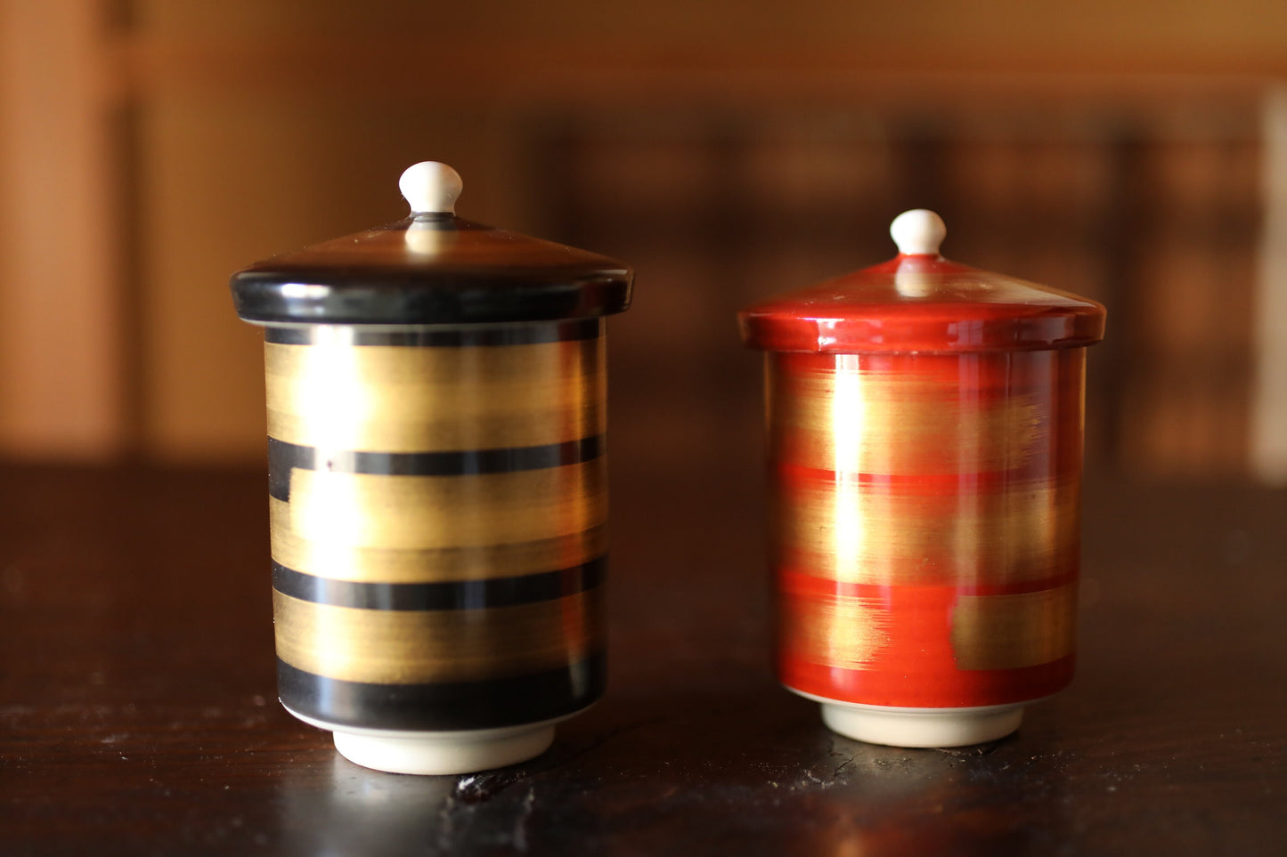 Japanese pair of Kutani porcelain tea cups with lids, black and Red with Gold, with a kiln signature, H4.3×W2.9in/H11×W7.4cm