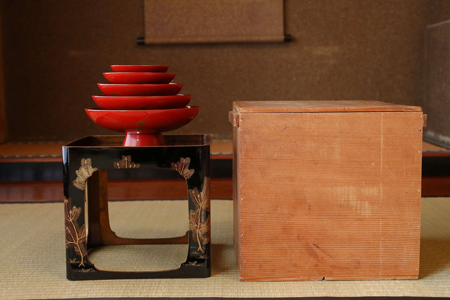 FINE! Japanese antique 1900s Gorgeous Lacquer ware set Sake cups gold MAKIE urushi with crane and tortoise ceremony tool H14.6in/H37cm