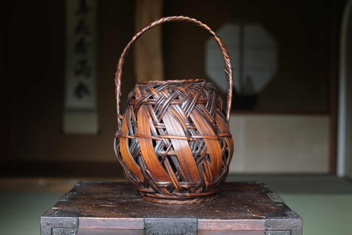 Japanese antique bamboo woven basket in smoke stained color with Inner vase For IKEBANA Tea ceremony, Hana-kago 1920s H15.4×10.6in/H39×27cm