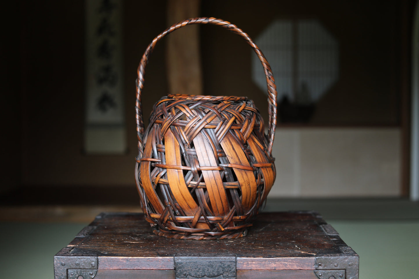 Japanese antique bamboo woven basket in smoke stained color with Inner vase For IKEBANA Tea ceremony, Hana-kago 1920s H15.4×10.6in/H39×27cm