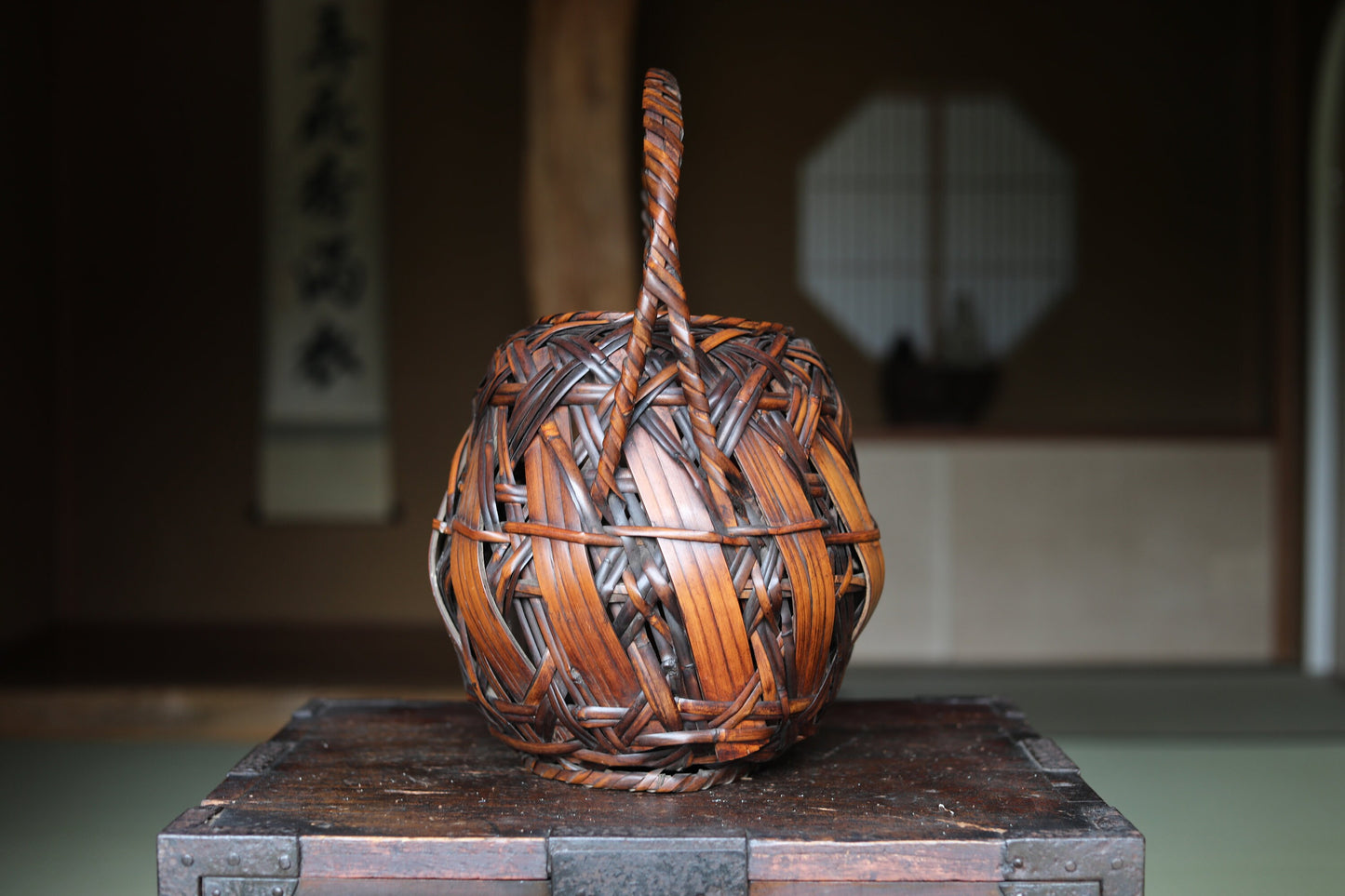 Japanese antique bamboo woven basket in smoke stained color with Inner vase For IKEBANA Tea ceremony, Hana-kago 1920s H15.4×10.6in/H39×27cm