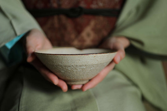 Japanese vintage Seto Karatsu ware Hira chawan "KAWA KUJURA whale skin" tea bowl for tea ceremony White glaze H2.4×W6.1in/H6×15.6cm.