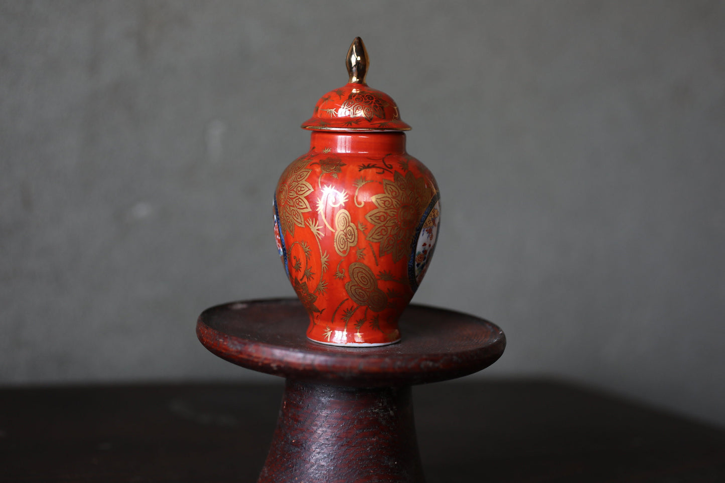 Japanese flower small vase porcelain KUTANI ware jar with lid Red and gold flower design H5.1×2.8in/H13×7cm