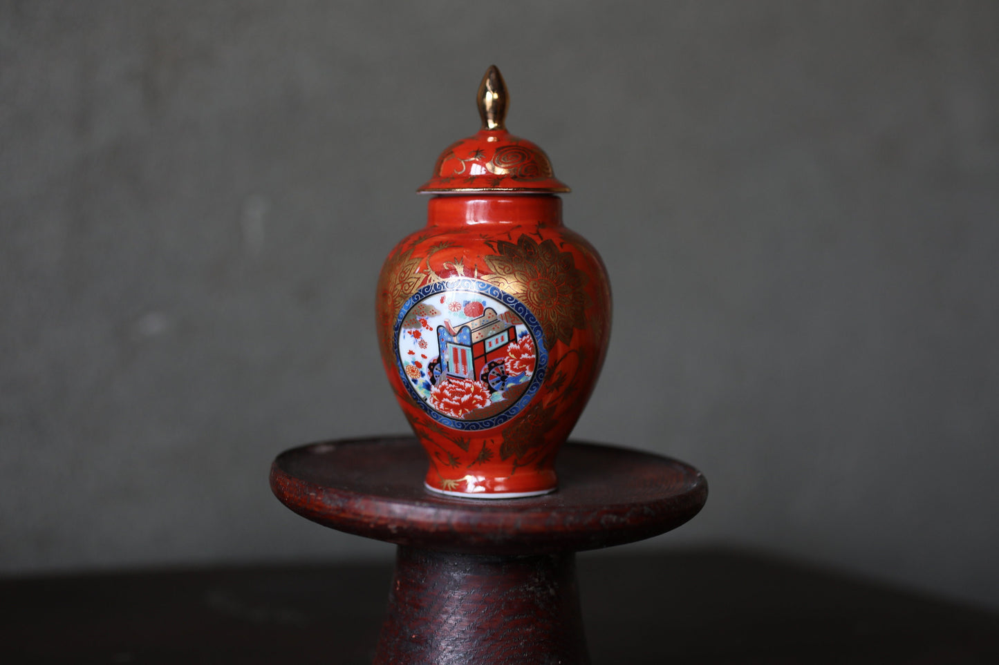 Japanese flower small vase porcelain KUTANI ware jar with lid Red and gold flower design H5.1×2.8in/H13×7cm