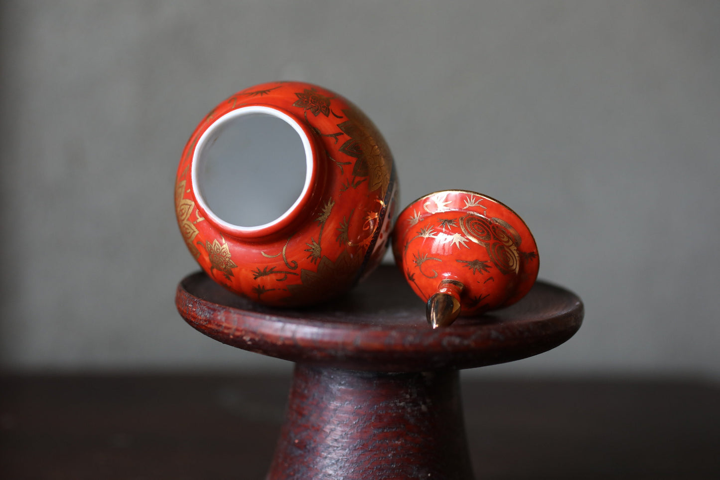 Japanese flower small vase porcelain KUTANI ware jar with lid Red and gold flower design H5.1×2.8in/H13×7cm
