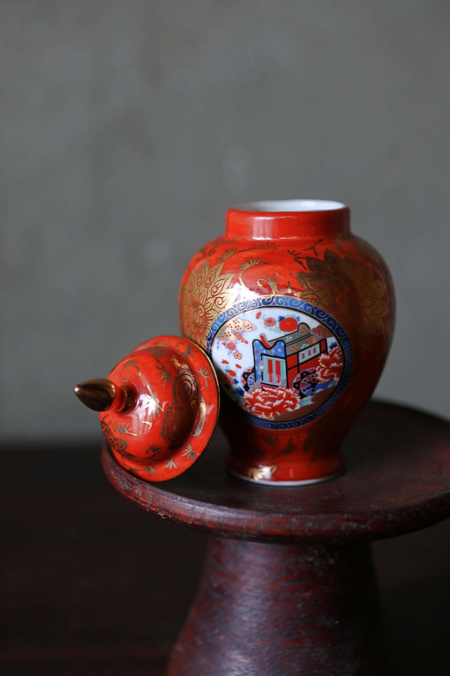 Japanese flower small vase porcelain KUTANI ware jar with lid Red and gold flower design H5.1×2.8in/H13×7cm