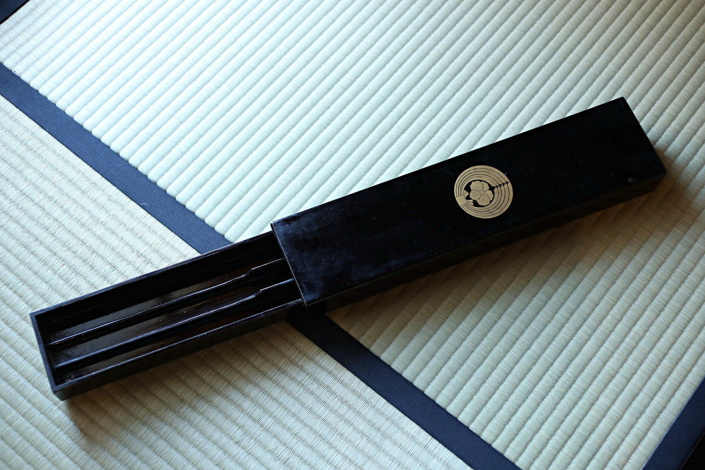 Japanese Antique 1800s Black Lacquered Box elongated shape Wood craft for GEISYA hairpin black with SAMURAI crest H16.5×W3.9in/H42×10cm