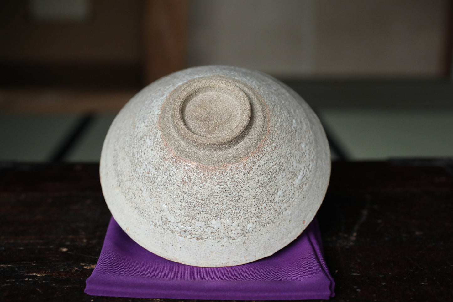 Japanese vintage Seto Karatsu ware Hira chawan "KAWA KUJURA whale skin" tea bowl for tea ceremony White glaze H2.4×W6.1in/H6×15.6cm.
