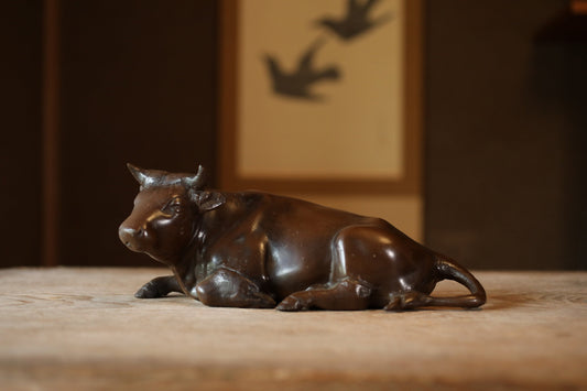 Japanese vintage bronze cow ornament figurine, cast iron, animal metal art doll H4.9×W12×D5.5in/H12.5×30.5×14cm