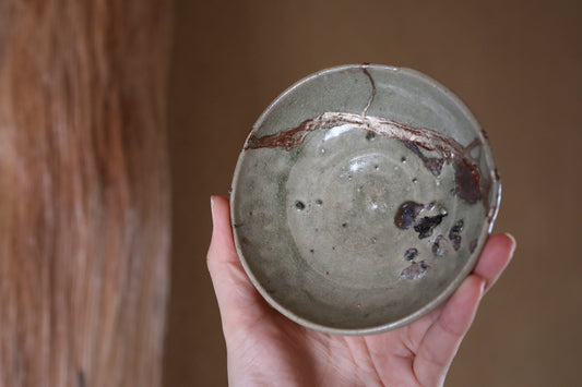 Japanese antique 17th century Momoyama seto porcelain Yobitsugi plate with kintsugi gold repair W4.3in/W11cm