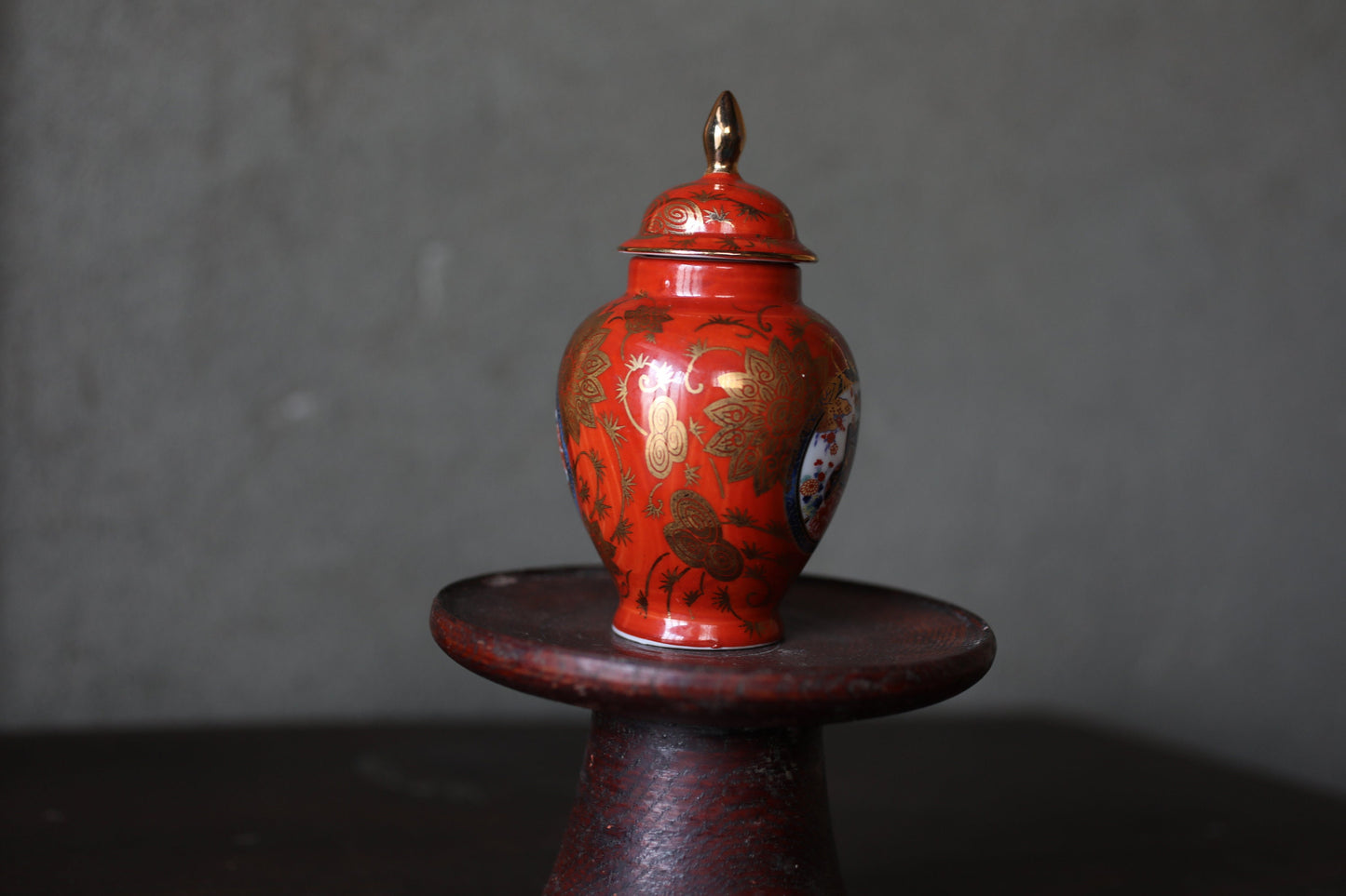 Japanese flower small vase porcelain KUTANI ware jar with lid Red and gold flower design H5.1×2.8in/H13×7cm