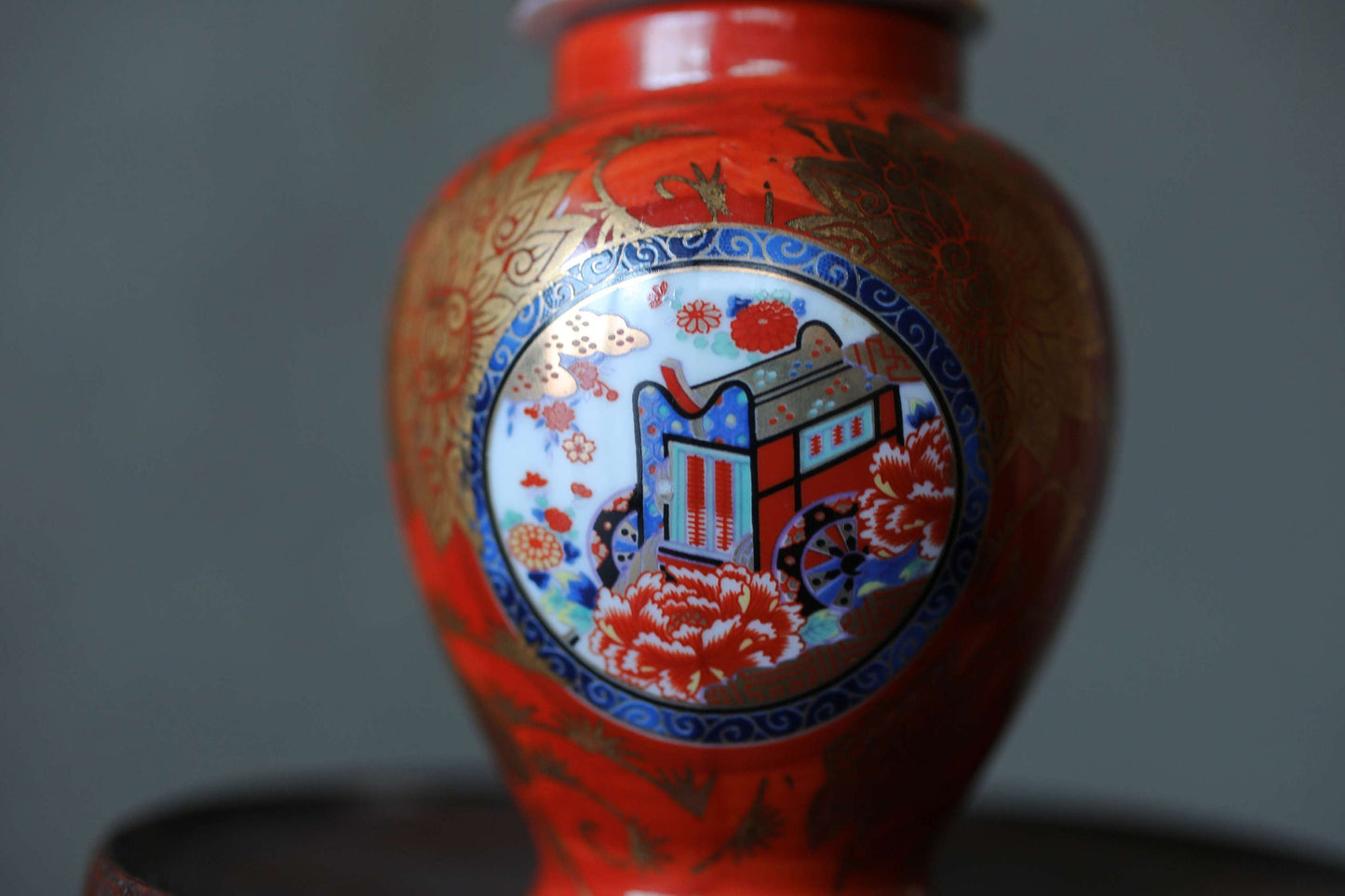 Japanese flower small vase porcelain KUTANI ware jar with lid Red and gold flower design H5.1×2.8in/H13×7cm