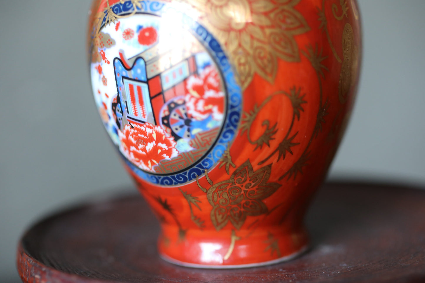 Japanese flower small vase porcelain KUTANI ware jar with lid Red and gold flower design H5.1×2.8in/H13×7cm