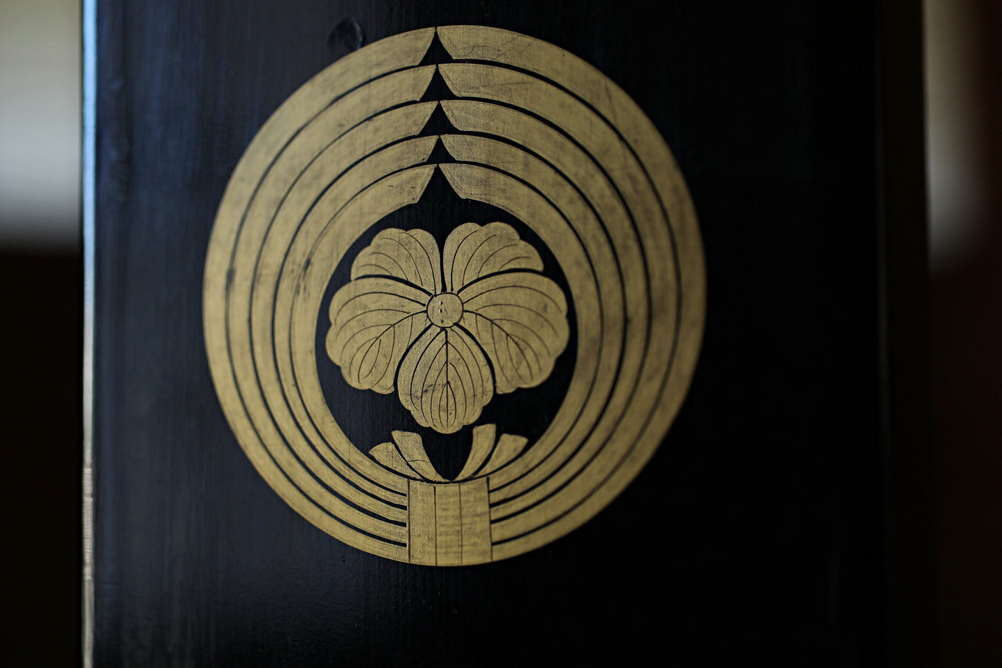 Japanese Antique 1800s Black Lacquered Box elongated shape Wood craft for GEISYA hairpin black with SAMURAI crest H16.5×W3.9in/H42×10cm