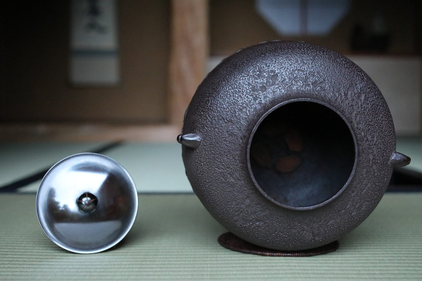 FINE! Japanese vintage cast iron kettle For Tea ceremony with a copper lid, "Amida-gama" Famous Kettle Master Box 1960s W10.2in/W26cm