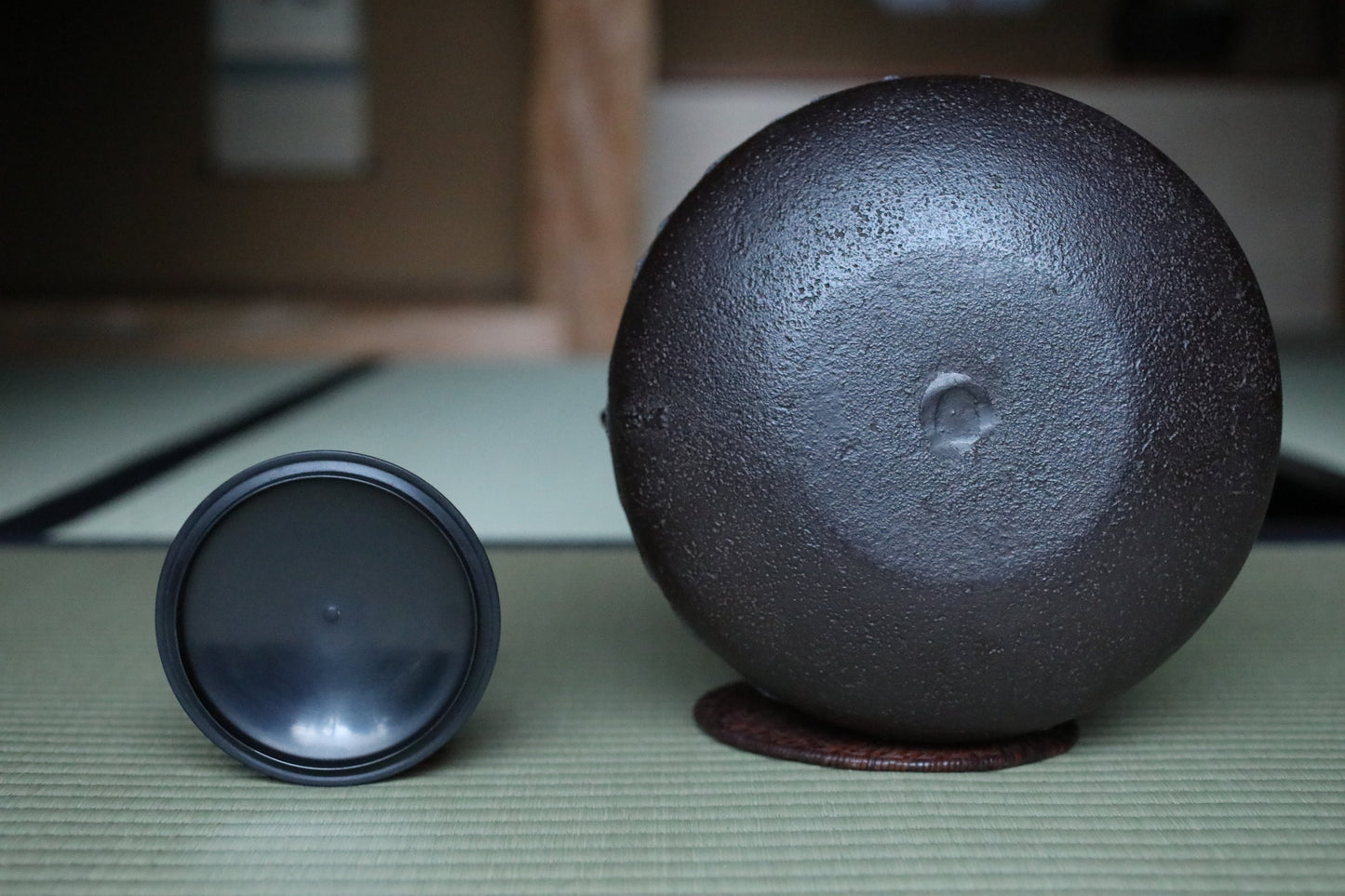 FINE! Japanese vintage cast iron kettle For Tea ceremony with a copper lid, "Amida-gama" Famous Kettle Master Box 1960s W10.2in/W26cm