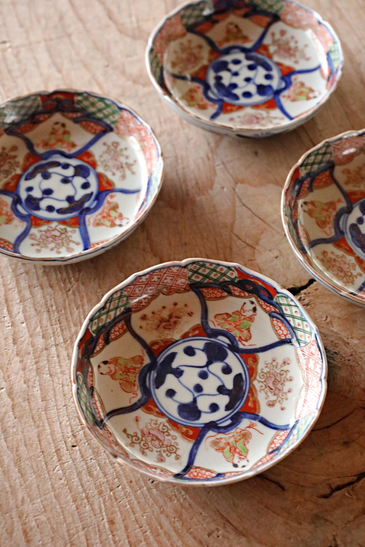 Set of 4 Japanese antique old small plate porcelain dishes, beautiful Koimari 1870s Flowers and flower decorators 4.5in/11.5cm