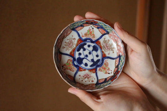 Set of 4 Japanese antique old small plate porcelain dishes, beautiful Koimari 1870s Flowers and flower decorators 4.5in/11.5cm