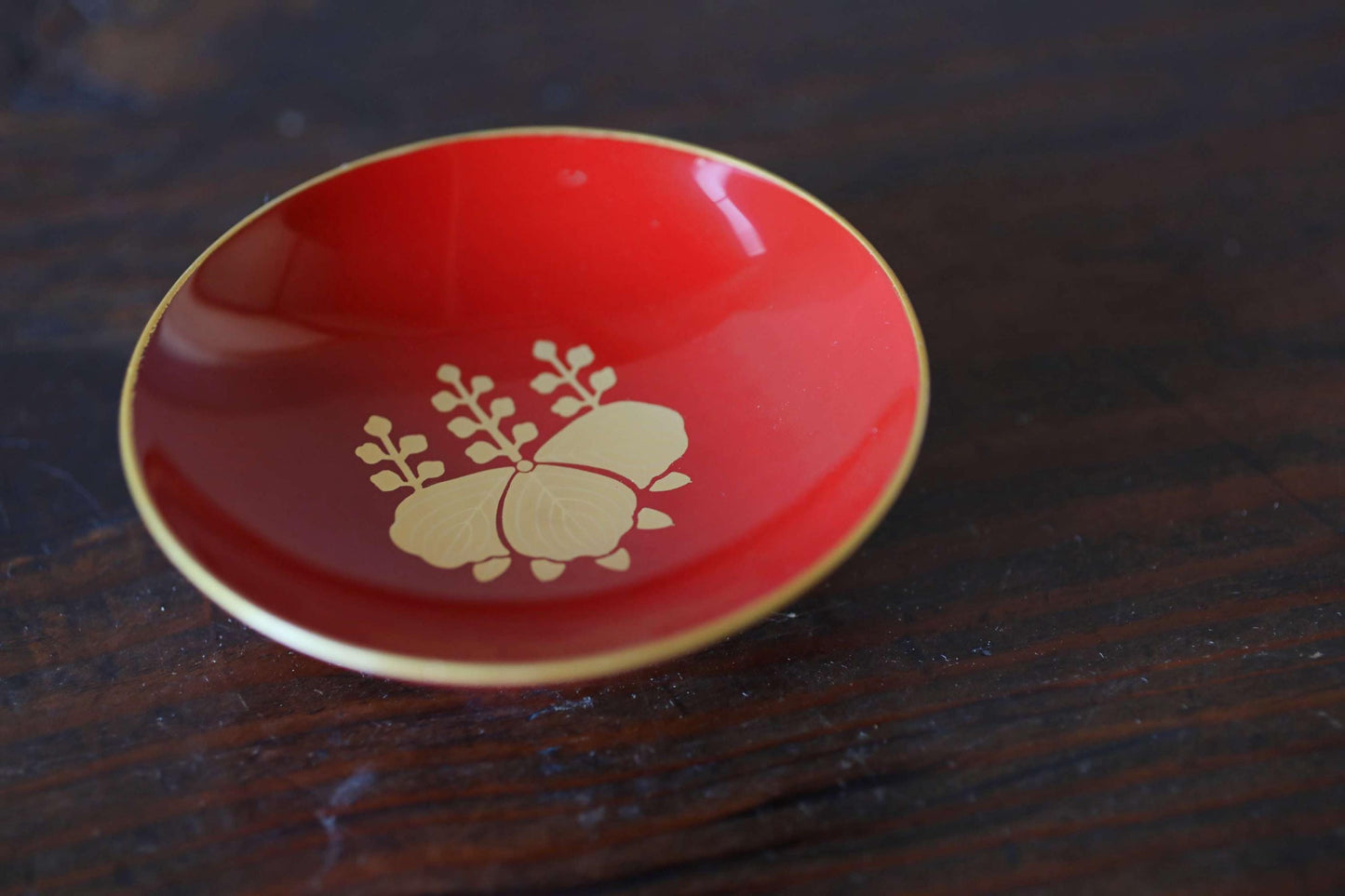 Red lacquer wooden sake cup with a SAMURAI family crest (foxglove tree), Japanese vintage wooden urushi tableware "SAKAZUKI" 3.5in/9cm
