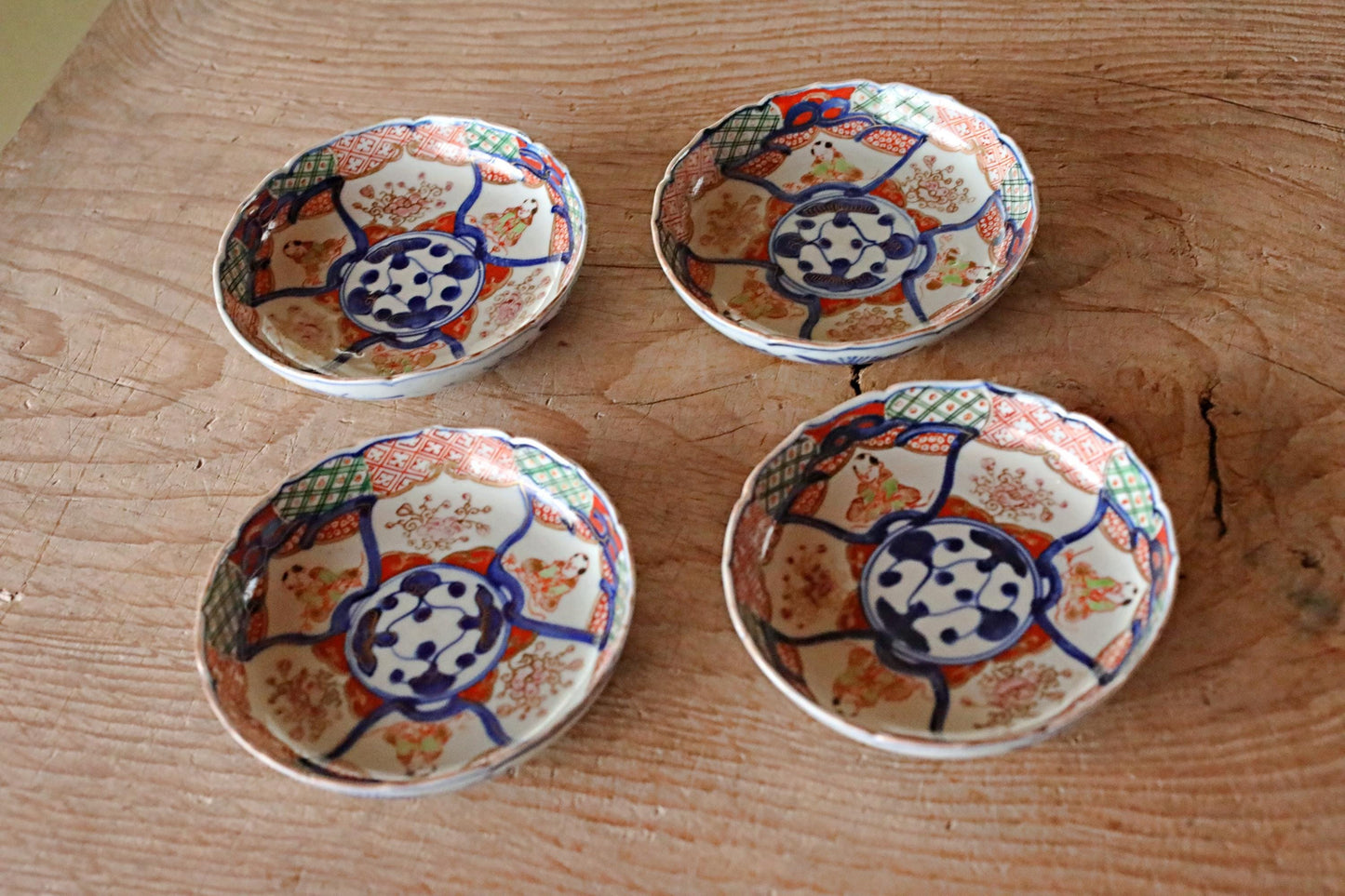 Set of 4 Japanese antique old small plate porcelain dishes, beautiful Koimari 1870s Flowers and flower decorators 4.5in/11.5cm
