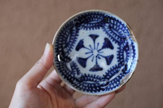 Japanese vintage handcraft small plate, KINTUSGI porcelain ceramic dish Blue White relief pattern flower SOMETSUKE 3.9in/10cm