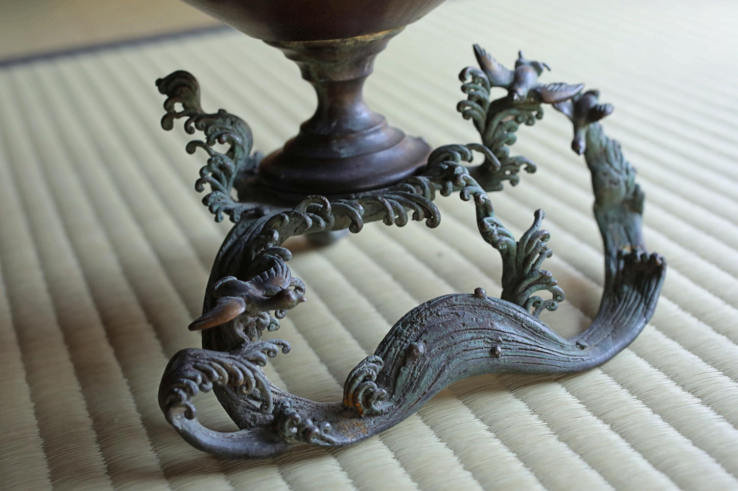 FINE! Japanese antique bronze flower vase with birds & wave shaped legs, Japanese furniture temple style 1800s wooden box W10.4in/W26.5cm