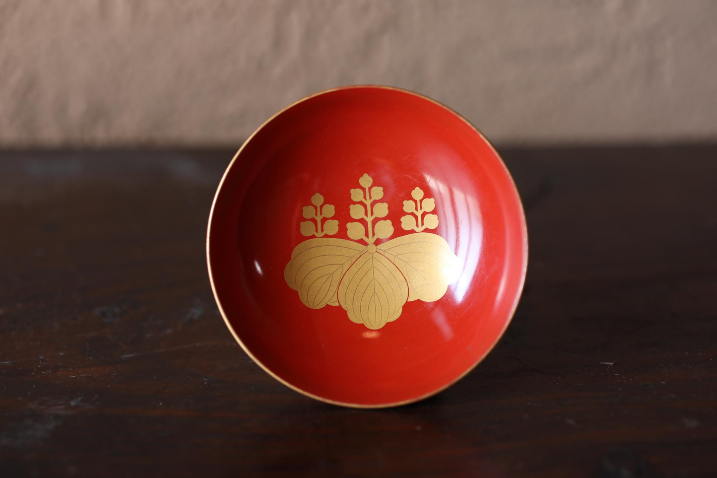 Red lacquer wooden sake cup with a SAMURAI family crest (foxglove tree), Japanese vintage wooden urushi "SAKAZUKI" 3.5in/9cm