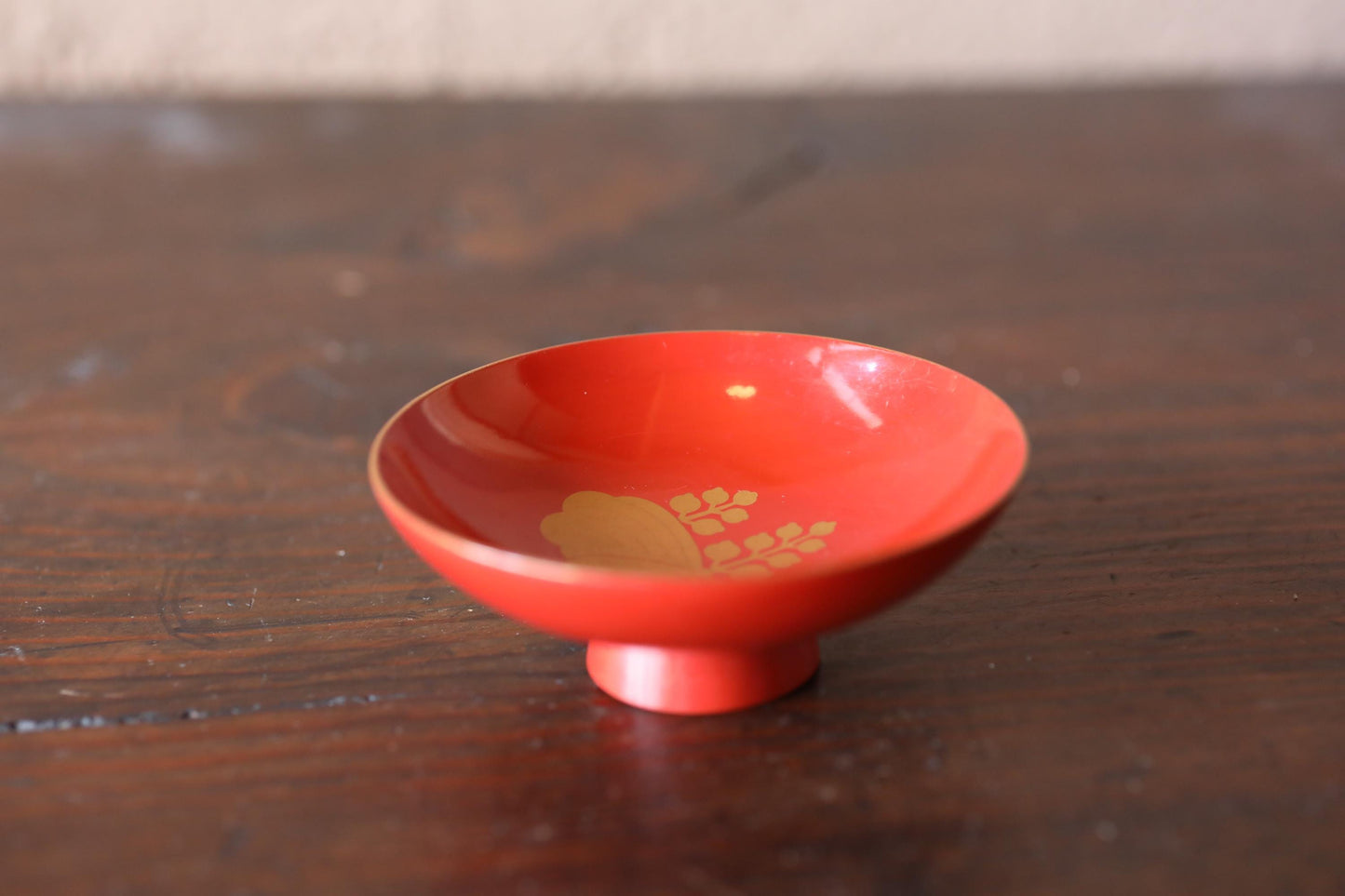 Red lacquer wooden sake cup with a SAMURAI family crest (foxglove tree), Japanese vintage wooden urushi "SAKAZUKI" 3.5in/9cm