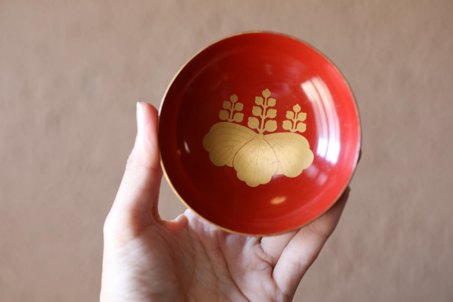 Red lacquer wooden sake cup with a SAMURAI family crest (foxglove tree), Japanese vintage wooden urushi "SAKAZUKI" 3.5in/9cm