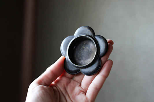 Japan antique bronze metal furniture small FUSUMA sliding door black handle flower shape HIKITE 1900s Japanese interior H1.5×1.7in/3.8×4.2cm