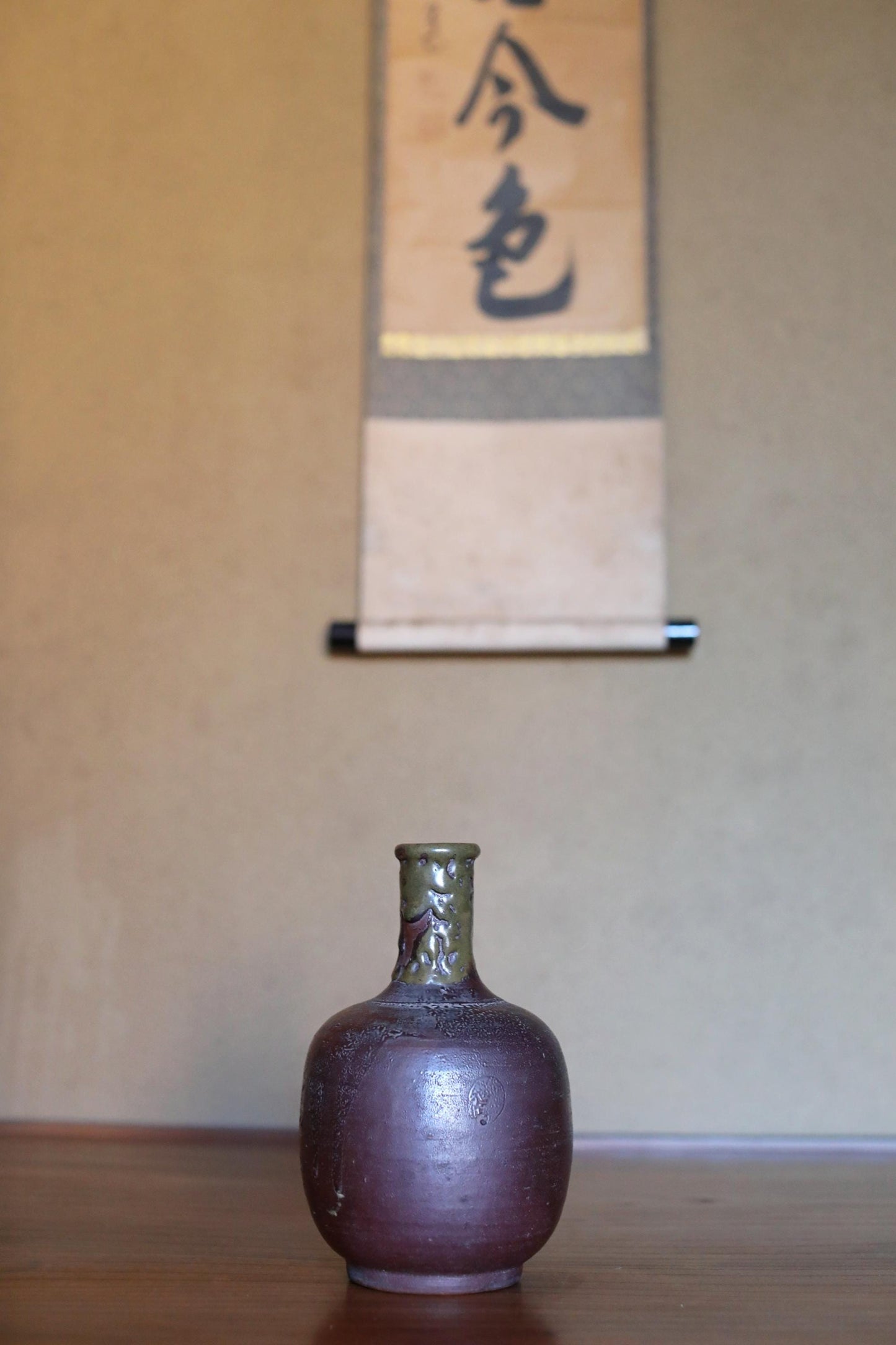 Japanese antique pottery "Bizen ware" Tokkuri flower vase 1800s Beautiful soil color and Green glaze H8.5×5.5in/H21.5×14cm