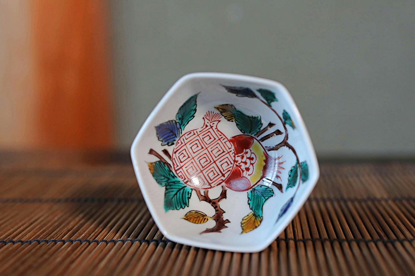FINE! Japanese 九谷 kutani ware Sake Cup with flowers pomegranate porcelain cup beautiful hand painting sign wooden box For GIFT 2.4in/6cm