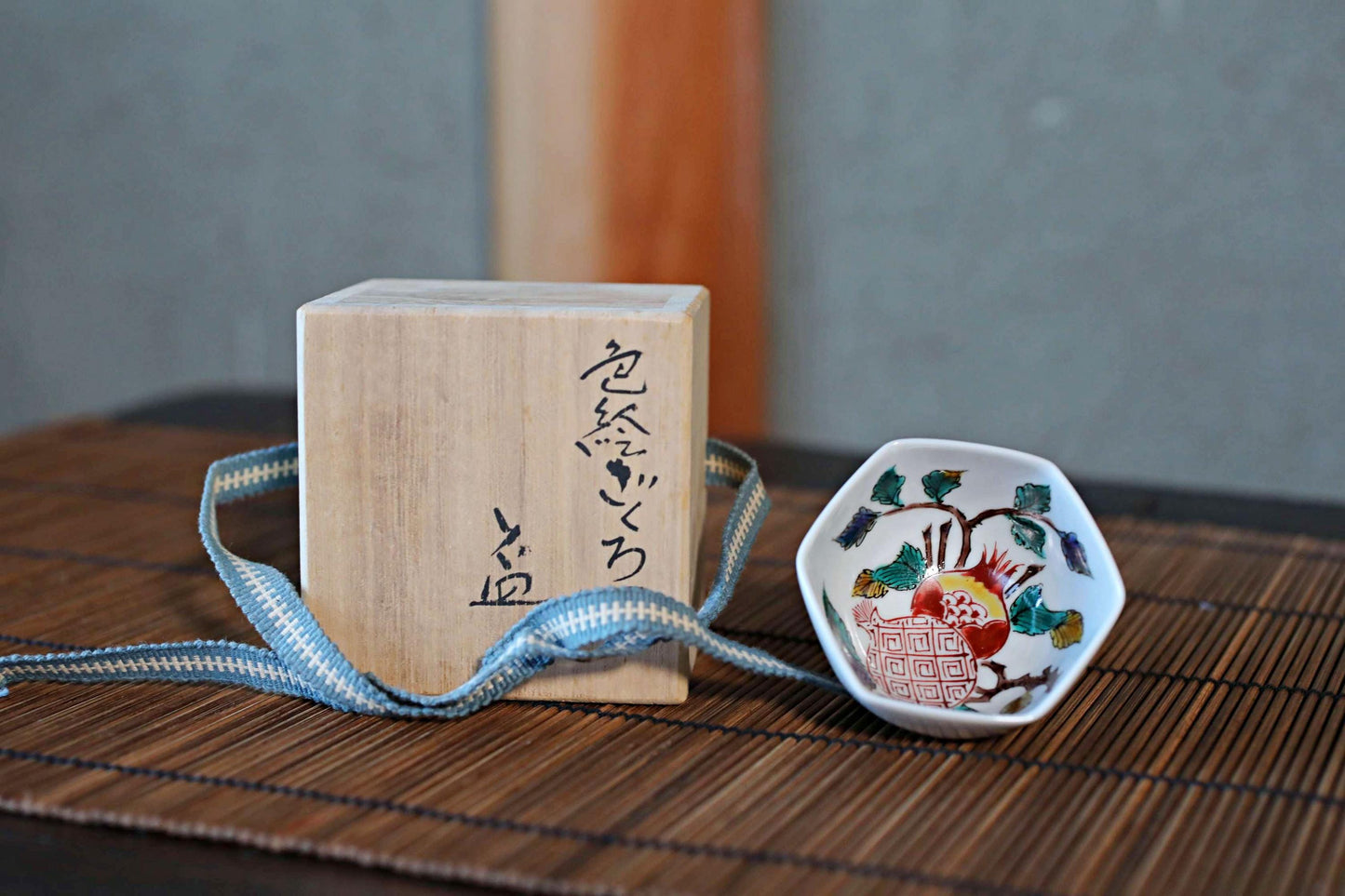 FINE! Japanese 九谷 kutani ware Sake Cup with flowers pomegranate porcelain cup beautiful hand painting sign wooden box For GIFT 2.4in/6cm