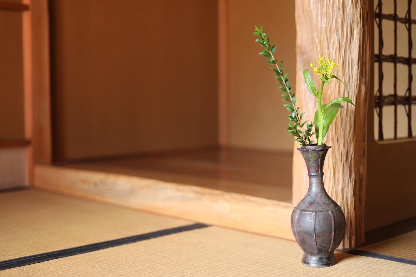 Japanese antique vase "BIZEN ware" pottery flower vase name of A top in the shape of a bellflower with Kanji signature wooden box H9.4×4.1in